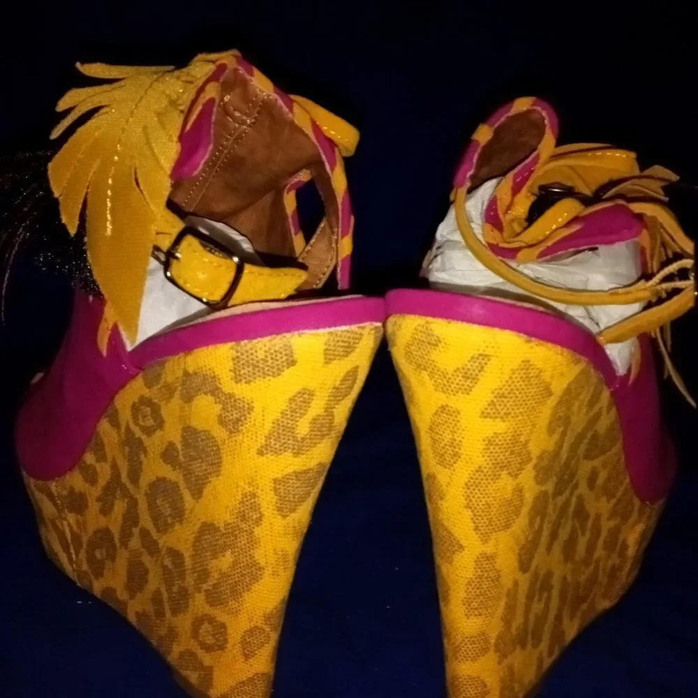 PAMPI Two Tone Peacock Leaf Peep Toe ( BRAND NEW !!! )